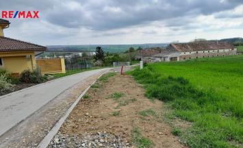 Prodej pozemku pro bydlení, 1466 m&sup2;, Tvořihráz | RE/MAX Profi Reality Znojmo